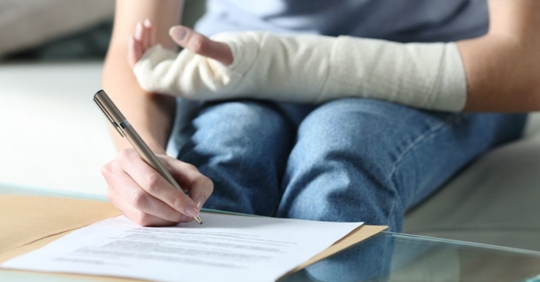 woman in cast filling out forms